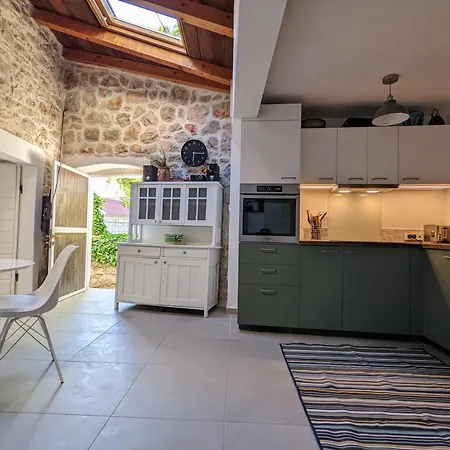 Stone House Bella